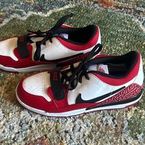 JORDAN LEGACY BOYS BASKETBALL SHOES IN SZ 2.5Y…WORN ONE TIME!!! NICE!!!